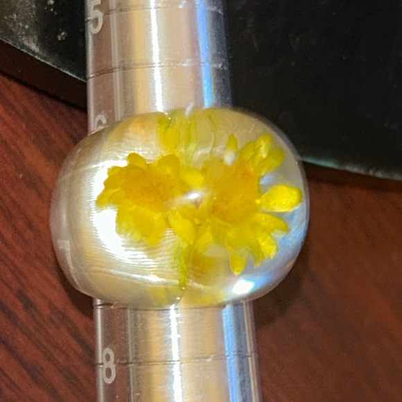 Vintage 70s LUCITE RING clear with Yellow Dried Daisy's Size 7 - Picture 6 of 16